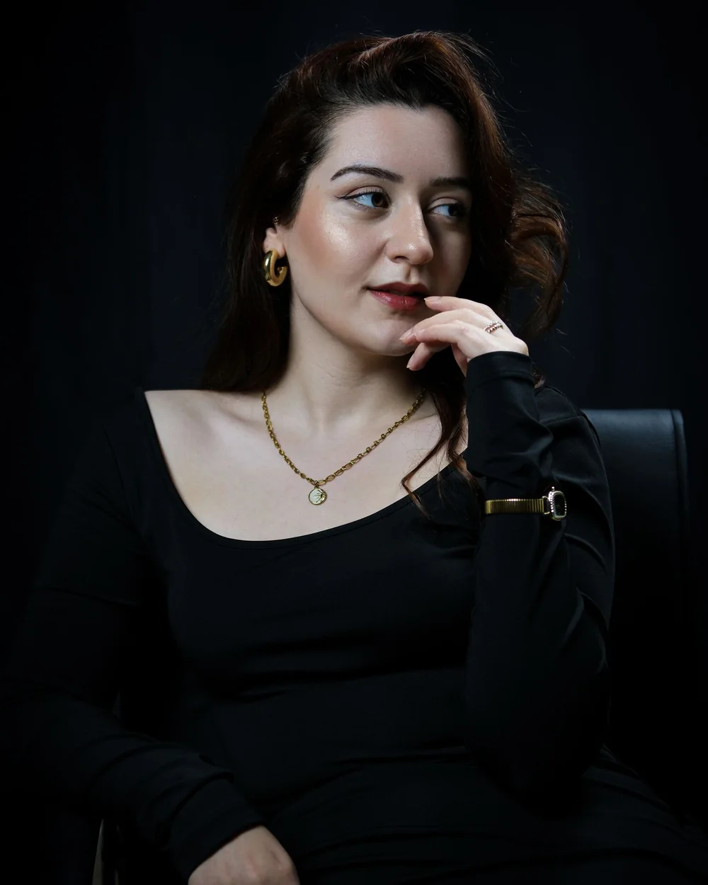 Mujer con collar fino de oro