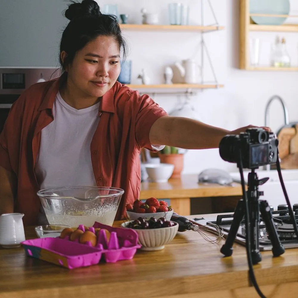 Cami cocinando y filmando una receta