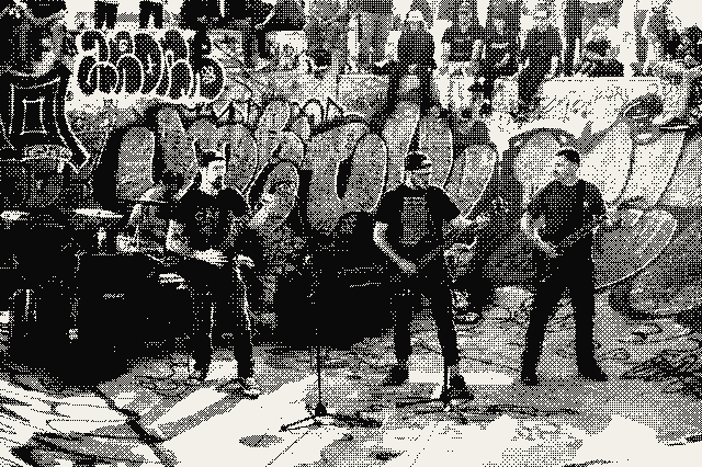 Tapa del disco: la banda tocando en un skatepark, tramada en blanco y negro