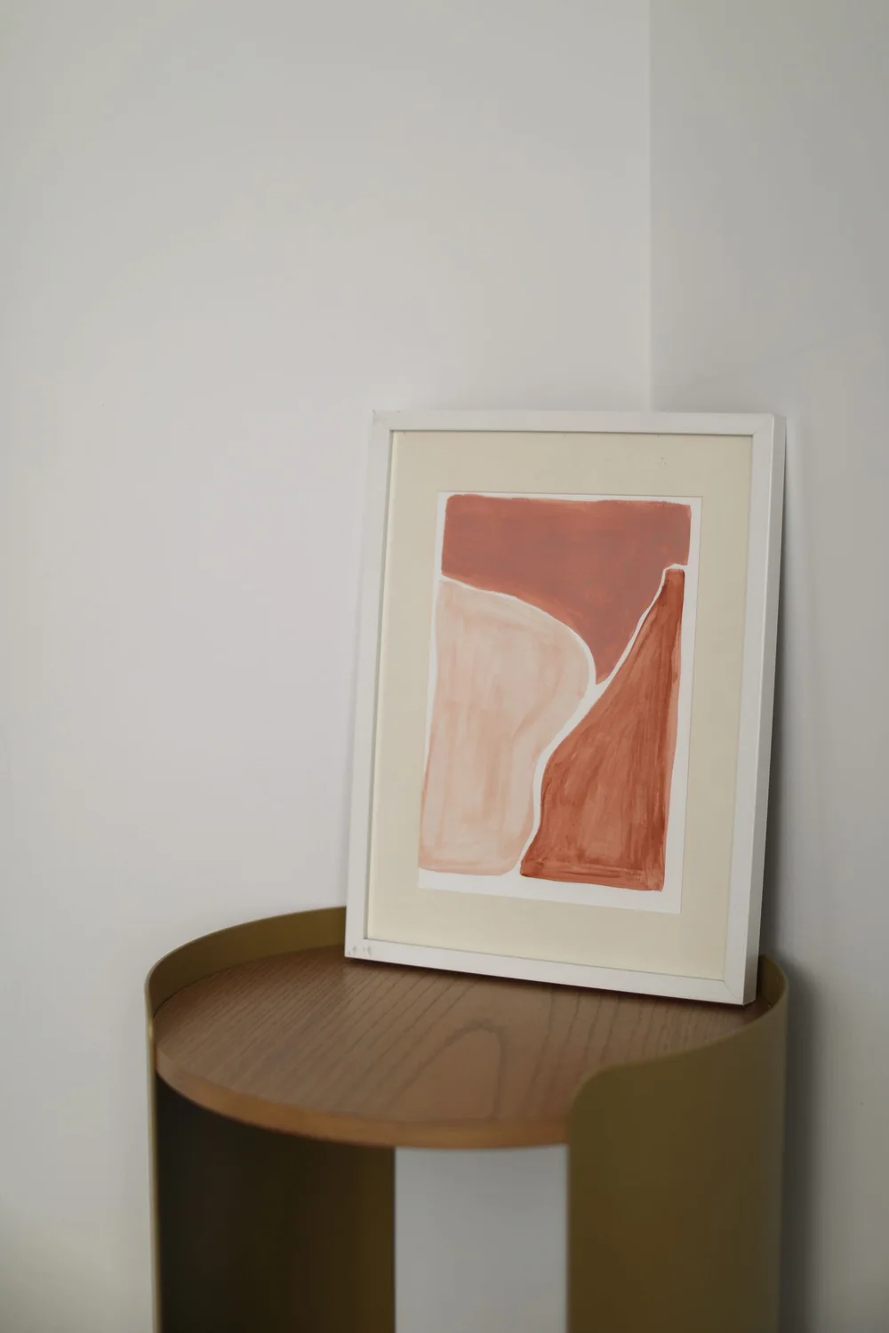 Obra colgada sobre una mesa auxiliar