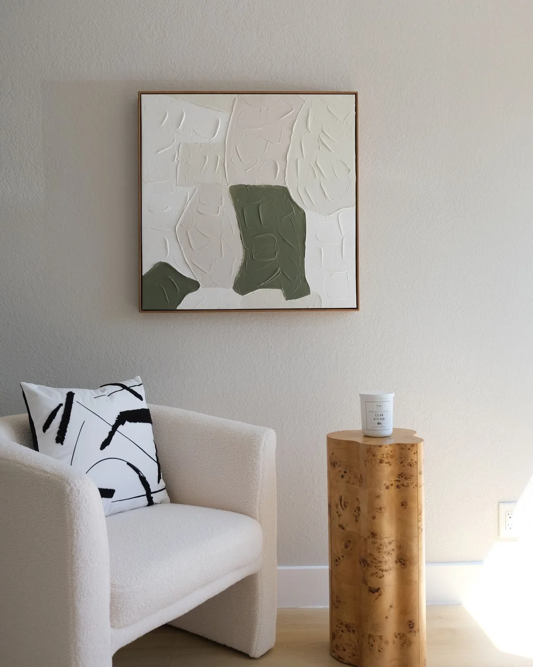 Obra en un living con sillón blanco