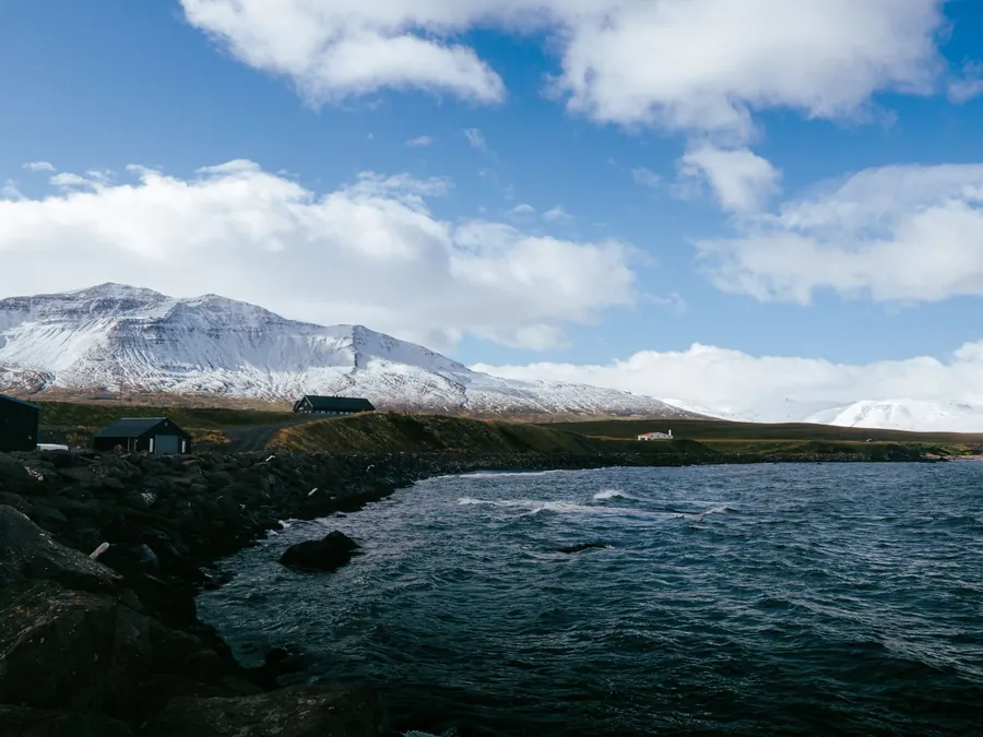 Paisaje de Islandia con montañas nevadas